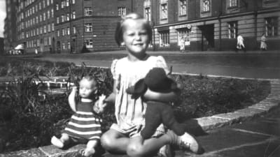 Tuva Korsström på Humlegatan i Helsingfors. I slutet av 1940-talet eller början av 1950-talet.