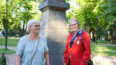 Ingalill Tuomolin och Kirsti Sund framför Johannes Linnankoskis staty