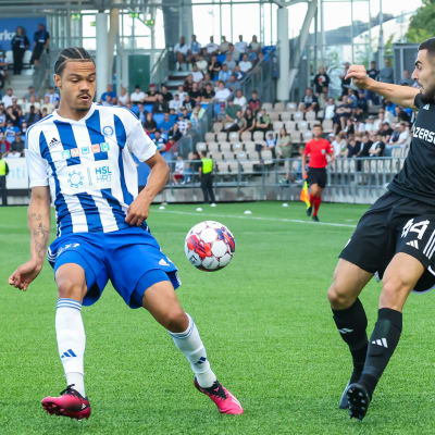 HJK:n Kevin Kouassivi-Benissan (vas.) kaksi nopeaa keltaista korttia vesitti Klubin jatkohaaveet. Qarabagin Elvin Jafarguliyev kaksinkamppailutilanteessa.