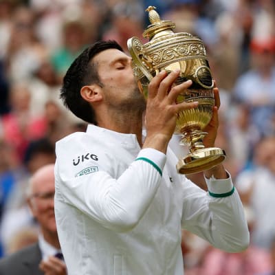 Novak Djokovic kysser Wimbledon-finalen.