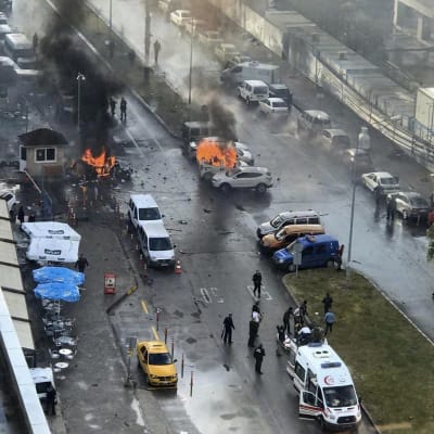 Bilar brinner utanför domstolsbyggnad i Izmir, där attentatsmän slog till 5.1.2017