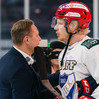 Jussi Tapola och Micke-Max Åsten skakar hand.