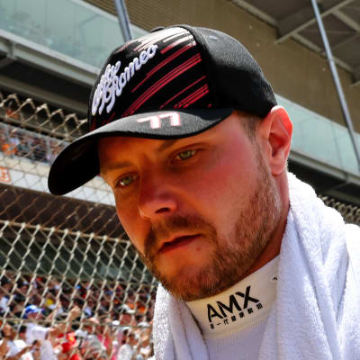 Valtteri Bottas med handduk runt halsen.