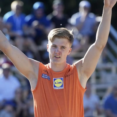 Oliver Helander jublar.