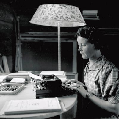 Författaren Sally Salminen skriver på skrivmaskin. Fotot taget på 1940-talet.