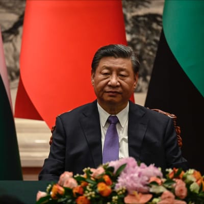 Kiinan presidentti Xi Jinping istuu tuolilla.