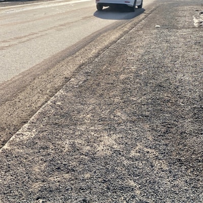 Pöllyävää hiekoitushiekkaa autotien varressa.