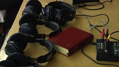 Hörlurar och en bibel på Betesdaförsamlingens gusdtjänst i Ekenäs.