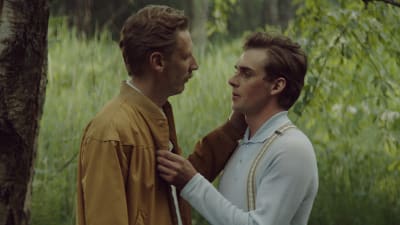 Touko (Pekka Strang) och Veli (Lauri Tilkanen) håller om varandra i sommarnatten.