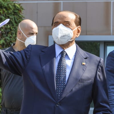 Italiens tidigare premiärminister Silvio Berlusconi lämnar sjukhuset där han behandlats för covid-19.