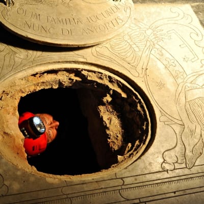 Forskare borrade hål i golvet i en basilika i Florens
