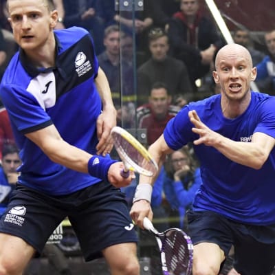 Olli Tuominen och Alan Clyne (vänster) spelar squash.