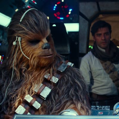 Rey (Daisy Ridley) i ett rymdskepp tillsammans med Chewbacca (Joonas Suotamo), Poe Dameron (Oscar Isaac) och Finn (John Boyega).