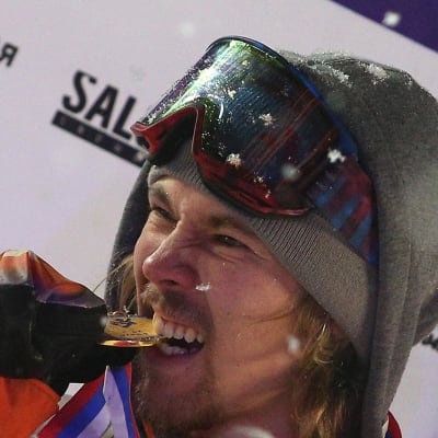Lumilautailija Roope Tonteri puree mitalia.