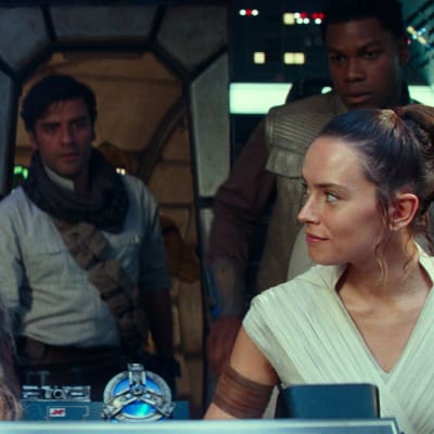 Rey (Daisy Ridley) i ett rymdskepp tillsammans med Chewbacca (Joonas Suotamo), Poe Dameron (Oscar Isaac) och Finn (John Boyega).