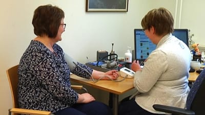 Läkare undersöker blodtryck på Folkhälsans läkarstation i Karis.