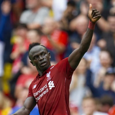 Sadio Mané ger tummen upp.