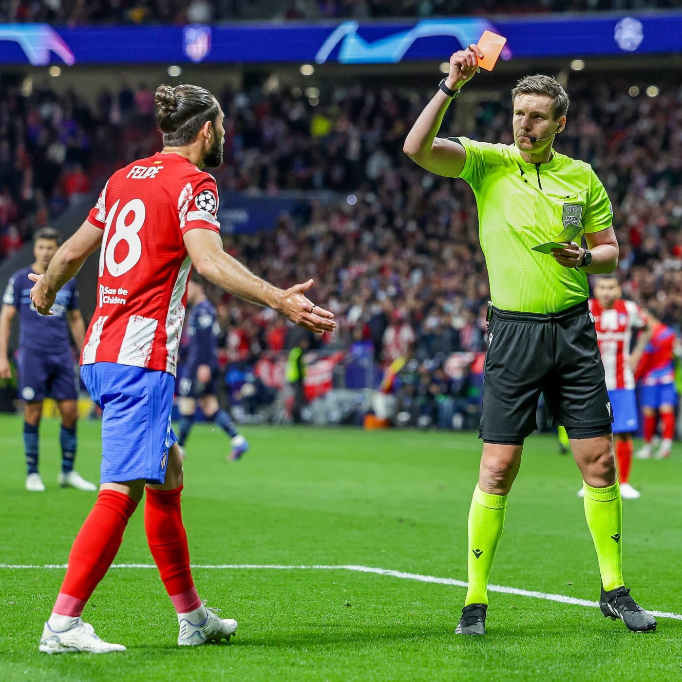 Felipe ha ricevuto un cartellino rosso.