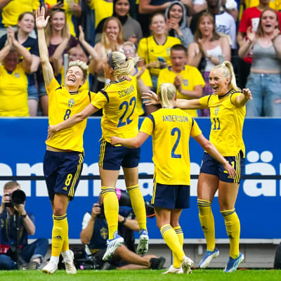 Sveriges damlandslag firar.