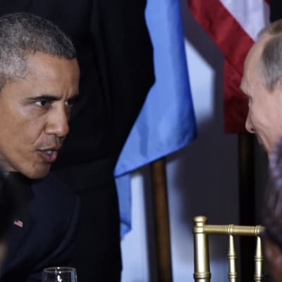 USA:s president Barack Obama och Rysslands president Vladimir Putin tittar på varandra.