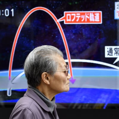 En nyhetsvideo visar en Nordkoreansk missils bana på en skärm i Tokyo.