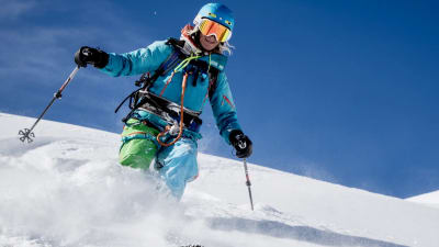 Annika Mannström skidar slalom.