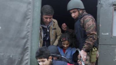 Barn evakueras ur Syrien