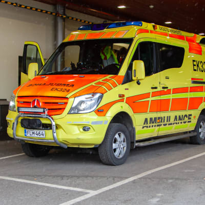 Kaksi ambulanssia K-sairaalan rampissa.