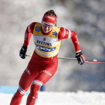 Natalja Neprjajeva hiihtää sprinttikarsintaa Lahdessa.
