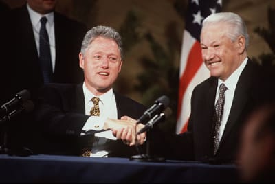 Bill Clinton och Boris Jeltsin skakar hand, 1997
