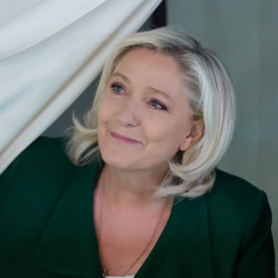 Marine Le Pen kommer ut ur ett valbås.