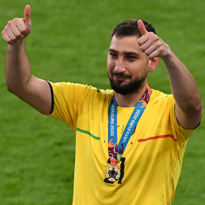 Gianluigi Donnarumma visar tummarna upp.
