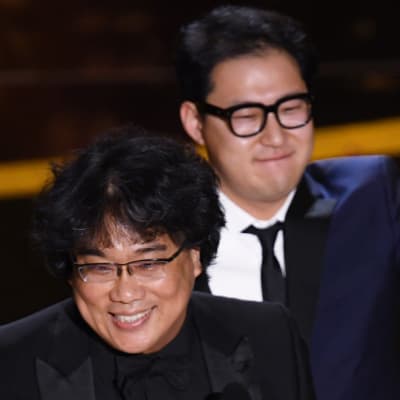 Bong Joon-ho och Han Jin-won firar med sina Oscarsstatyetter.