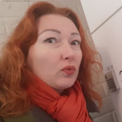 Nina Kuujärvi nappasi itsestään selfien automaattipostilaatikolla.