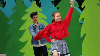 Robin Hansson och Lovisa Schulman i Stora stygga vargen på Finns sommarteater 2018.