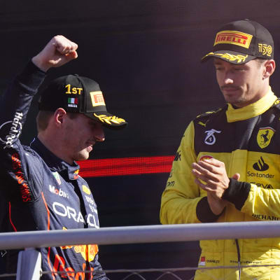 Charles Leclerc applåderar åt Max Verstappen.