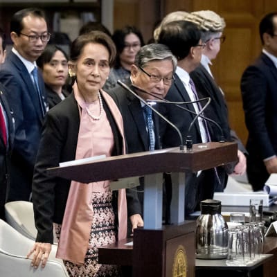Suu Kyi Haagin tuomioistuimen salissa.