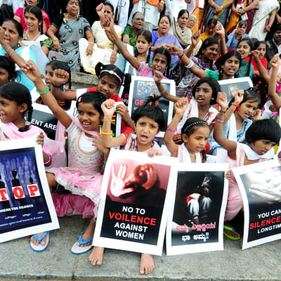 Barn protesterar mot sexuella övergrepp i Bangalore, Indien den 14 november 2014.