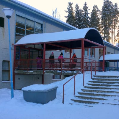 Näse skola i Borgå i vinterskrud