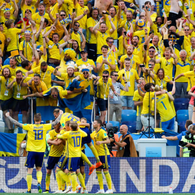 Ruotsin joukkue juhlii maalia