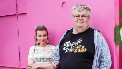 Petteri Niskanen ja toimittajat Hannamari Hoikkala ja Nicke Aldén Vantaan taidemuseon Artsin kuution edessä.