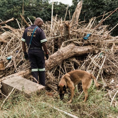 Räddningsteam söker efter försvunna människor som tros ha svepts iväg av vattenmassor i Bellair norr om Durban efter kraftiga regn och lerskred i Durban, Sydafrika.