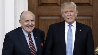 Rudy Giuliani poseerasi presidentti Trumpin kanssa Trumpin omistaman golf-klubin edustalla New Jerseyssä marraskuussa 2016.