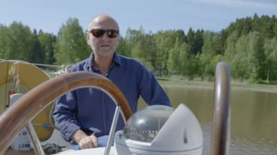 Tomy Hellsten sitter i segelbåt