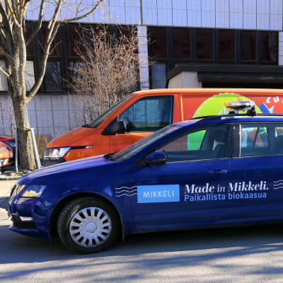 Sininen auto, jonka kyljessä lukee "Made in Mikkeli. Paikallista biokaasua"