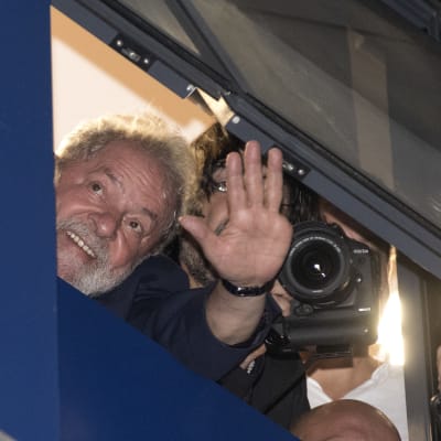 Lula vinkar till sina supportrar från metallförbundets högkvarter där han höll till då tidsfristen för att överlämna sig till polisen löpte ut.