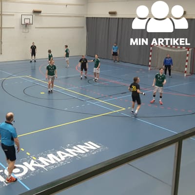 Ett handbollslag anfaller och det andra försvarar.