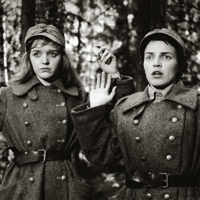 Rintamalotat Elina Salo ja Leena Häkinen. Yle kuvapalvelu.