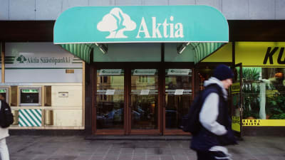 En arkivbild på en markis med Aktias logo framför ett bankkontor.