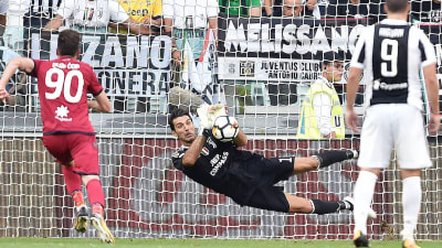 Gianluigi Buffon räddade straff i säsongspremiären mot Cagliari.